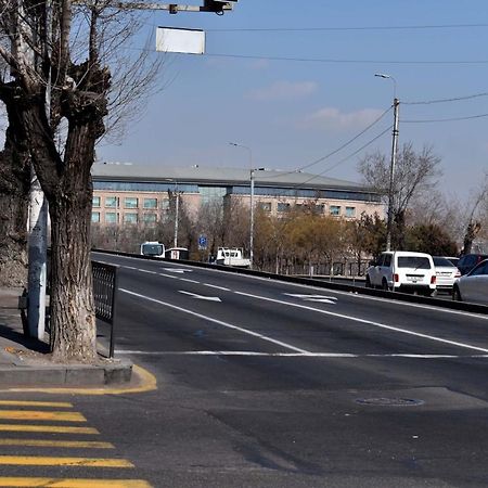 Напротив Спортивно-Концертного Комплекса Διαμέρισμα Γιερεβάν Εξωτερικό φωτογραφία